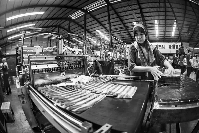 Operator memotong kantong plastik