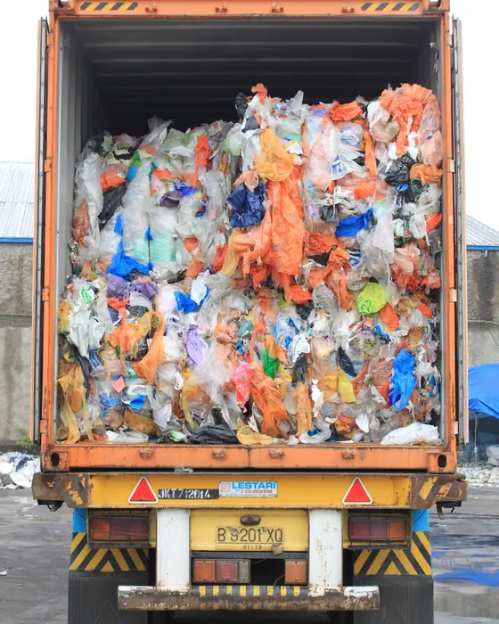 Kontainer berisi plastik bekas yang siap dibongkar