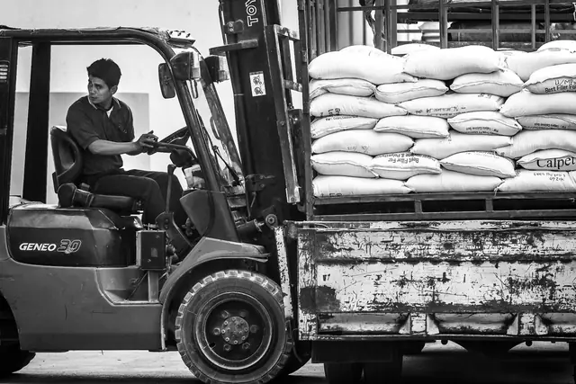 Operator forklift di gudang
