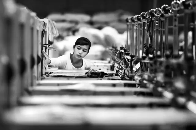 Operator di lini mesin kantong
