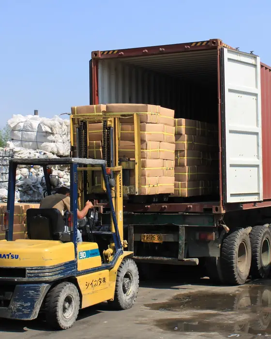Forklift memuat kardus produk ke kontainer
