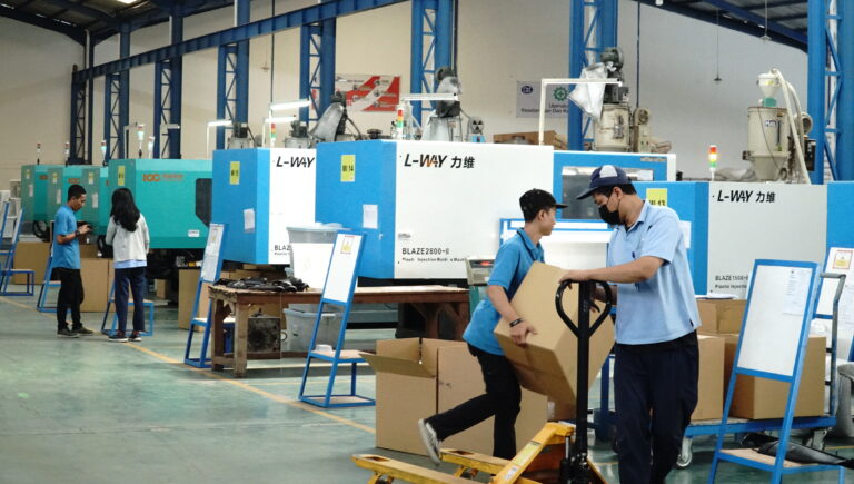 Operators and machines on a production floor in the Cave Mekar Group catalogue