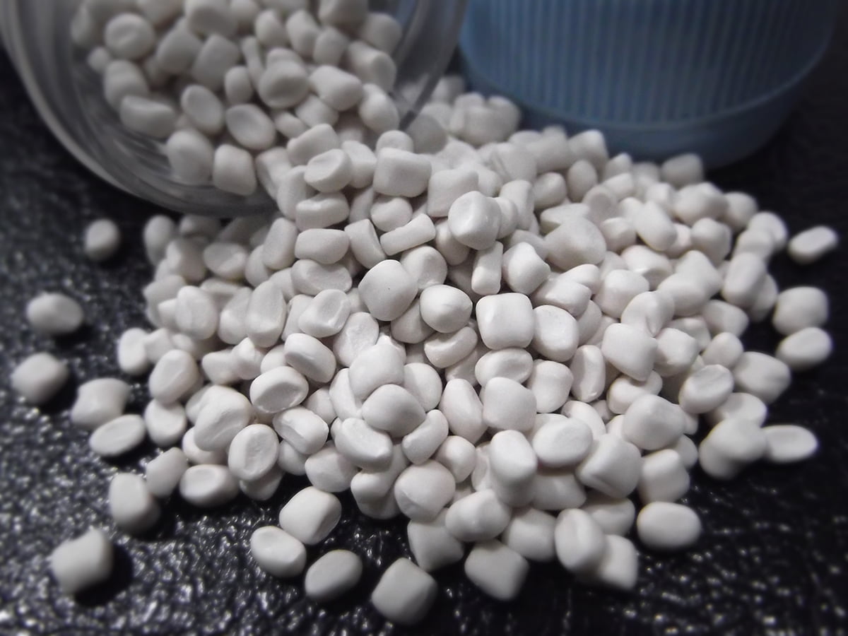 Ilustrasi pelet putih untuk konteks diskusi masterbatch calcium, bukan rekomendasi formula